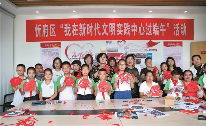 忻府區(qū)：為社區(qū)行動不便老人和老黨員送粽子
